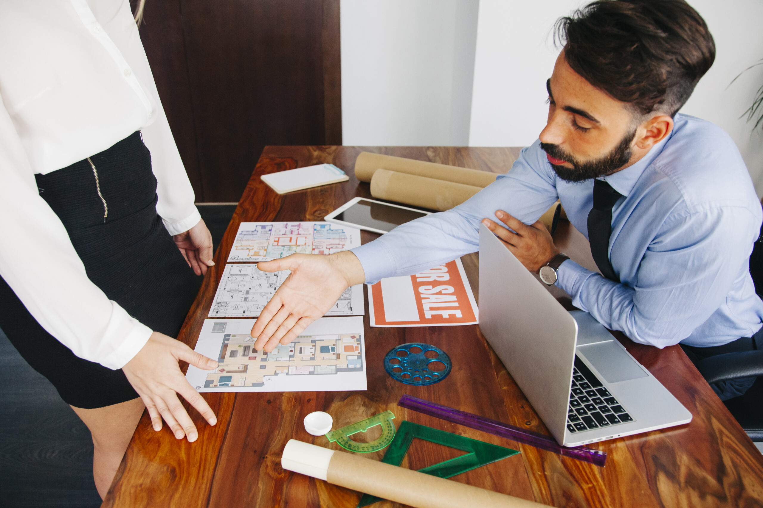 Choosing the Right Corporate Interior Designer: Key Factors for Business Owners